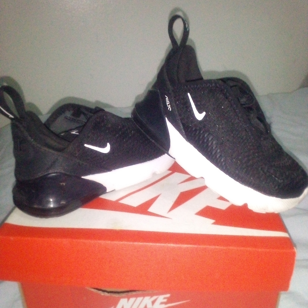 7c Nike Air 270 Black and white comfy shoe